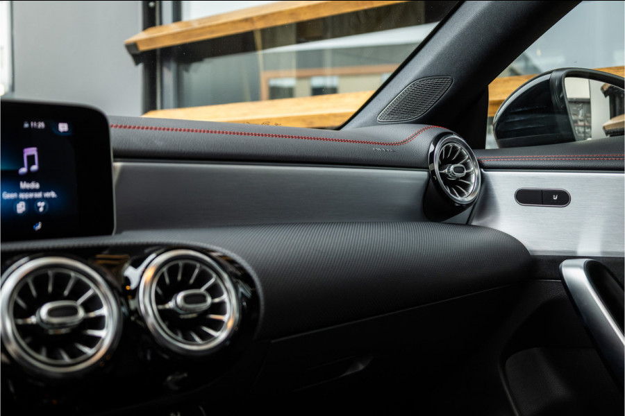 Mercedes-Benz CLA-Klasse CLA250 Premium Plus - AMG Line | Panorama | Camera | Stoelverwarming