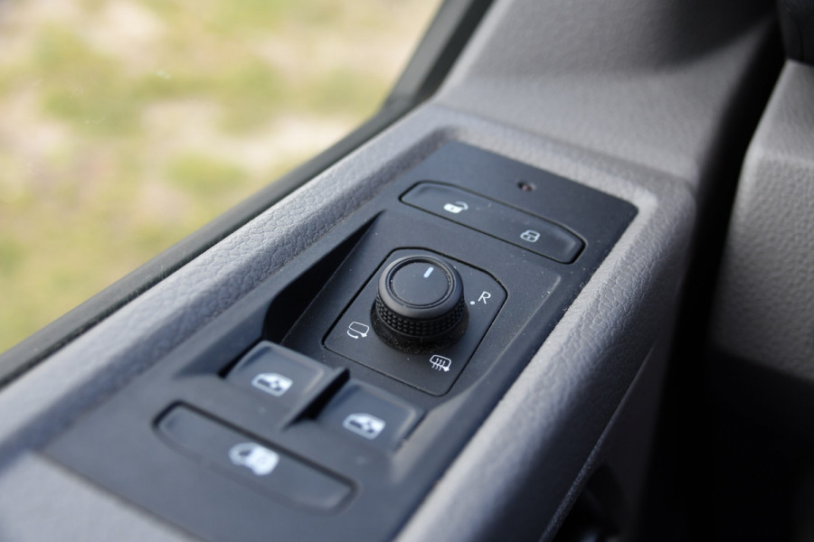 Volkswagen Transporter 2.0 TDI L1H1 30 PB Edition Cruise, Carplay, LED, Multimedia, Sensoren, 150pk, Automaat, Uniek!