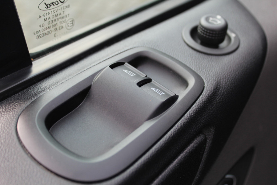 Ford Transit Custom 300 2.0-130PK TDCI L1H1 Trend AUTOMAAT ! Erg nette Transit Custom automaat ! Achterdeuren, Schuifdeur L+R, PDC V+A, Camera, Bijrijdersbank, Stoel- en voorraamverwarming, flitslichten v+a en dak