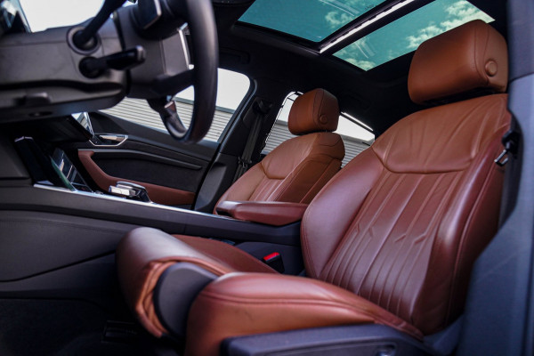 Audi e-tron Sportback 55 quattro Business edition Plus 95 kWh | Panorama | Luxe Leder | Adaptieve cruise | Memory | Clima achter