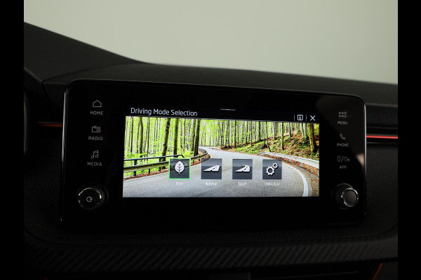 Škoda Kamiq Monte Carlo 1.0 TSI 115 pk 6 versn. Hand | Wegklapbare trekhaak | Winter Pakket | 18 inch lichtmetalen velgen