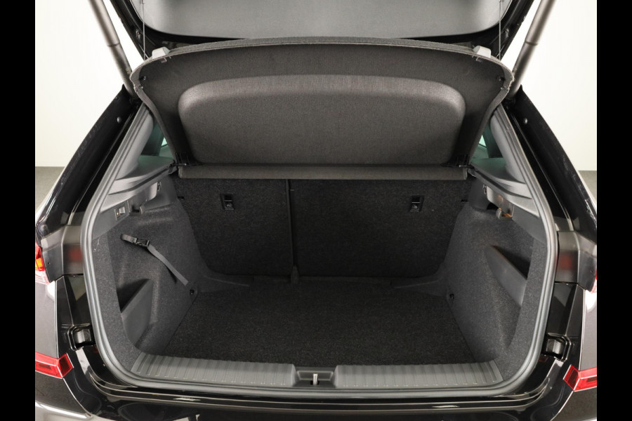 Škoda Kamiq Monte Carlo 1.0 TSI 115 pk 6 versn. Hand | Wegklapbare trekhaak | Winter Pakket | 18 inch lichtmetalen velgen