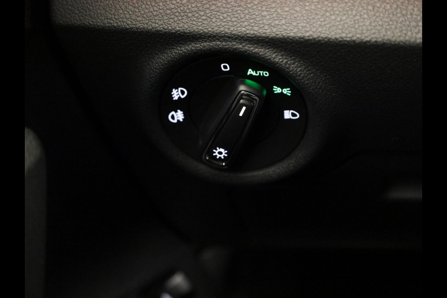 Škoda Kamiq Monte Carlo 1.0 TSI 115 pk 6 versn. Hand | Wegklapbare trekhaak | Winter Pakket | 18 inch lichtmetalen velgen