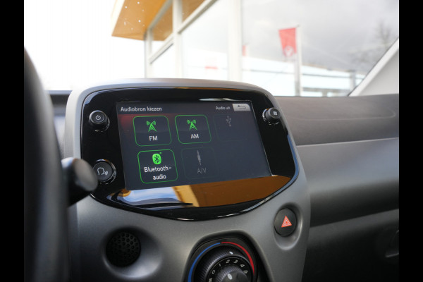 Toyota Aygo 1.0 VVT-i x-play Automaat | CarPlay | Achteruitrijcamera | Airco