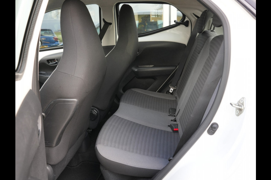 Toyota Aygo 1.0 VVT-i x-play Automaat | CarPlay | Achteruitrijcamera | Airco