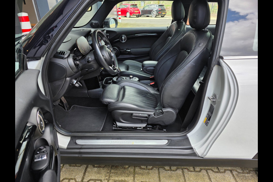 MINI Mini Electric Yours 33 kWh / NAP / 1 EIGENAAR / DEALER ONDERH. / STOELVERW. / CAMERA / KEYLESS / LEDER / PANO / DAB+ / HUD !