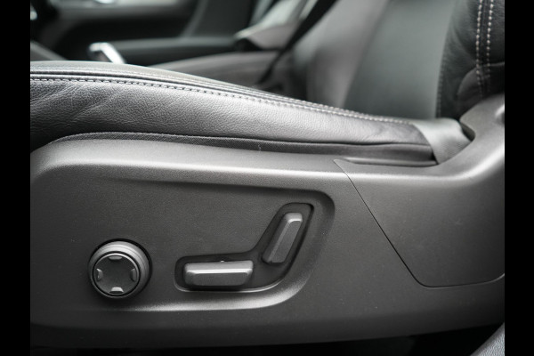 Volvo XC40 T4 Recharge Inscription 211pk PHEV Dealer O.H. | Trekhaak Af Fabriek | Adaptive Cruise | 360 Camera | Lederen Sportstoelen Memory & Verwarmd | Stuur Verwarmd | Apple Carplay | Keyless | Blis | Navigatie | DAB | Plug In Hybrid