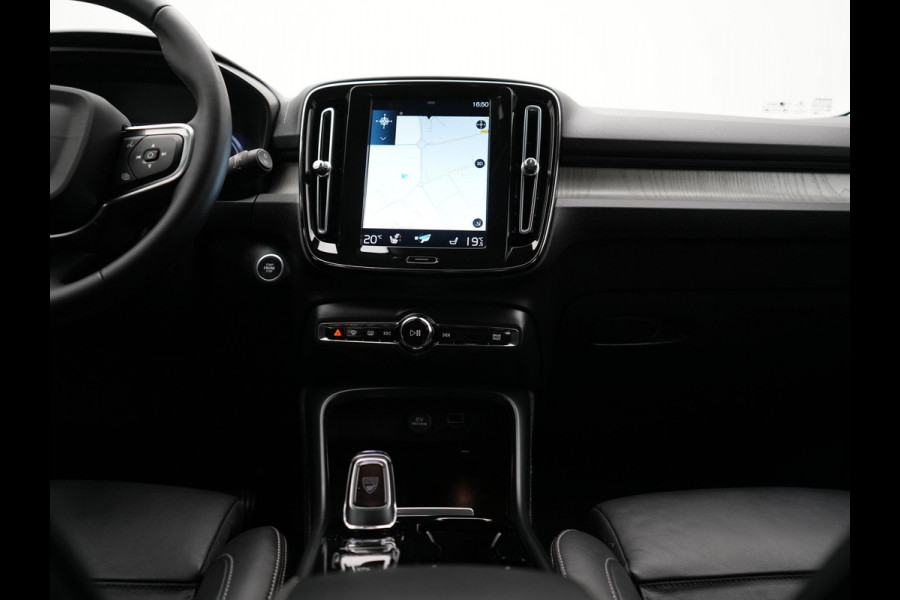Volvo XC40 T4 Recharge Inscription 211pk PHEV Dealer O.H. | Trekhaak Af Fabriek | Adaptive Cruise | 360 Camera | Lederen Sportstoelen Memory & Verwarmd | Stuur Verwarmd | Apple Carplay | Keyless | Blis | Navigatie | DAB | Plug In Hybrid