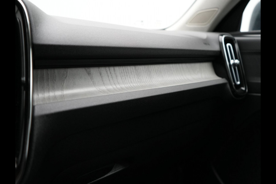 Volvo XC40 T4 Recharge Inscription 211pk PHEV Dealer O.H. | Trekhaak Af Fabriek | Adaptive Cruise | 360 Camera | Lederen Sportstoelen Memory & Verwarmd | Stuur Verwarmd | Apple Carplay | Keyless | Blis | Navigatie | DAB | Plug In Hybrid