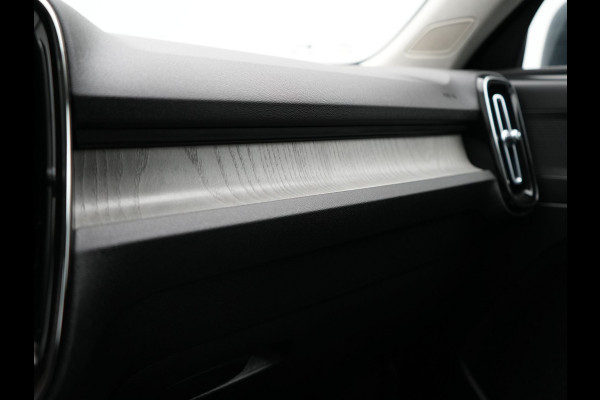 Volvo XC40 T4 Recharge Inscription 211pk PHEV Dealer O.H. | Trekhaak Af Fabriek | Adaptive Cruise | 360 Camera | Lederen Sportstoelen Memory & Verwarmd | Stuur Verwarmd | Apple Carplay | Keyless | Blis | Navigatie | DAB | Plug In Hybrid