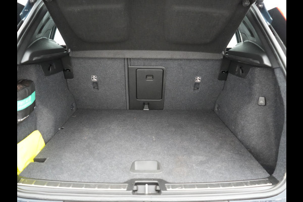 Volvo XC40 T4 Recharge Inscription 211pk PHEV Dealer O.H. | Trekhaak Af Fabriek | Adaptive Cruise | 360 Camera | Lederen Sportstoelen Memory & Verwarmd | Stuur Verwarmd | Apple Carplay | Keyless | Blis | Navigatie | DAB | Plug In Hybrid