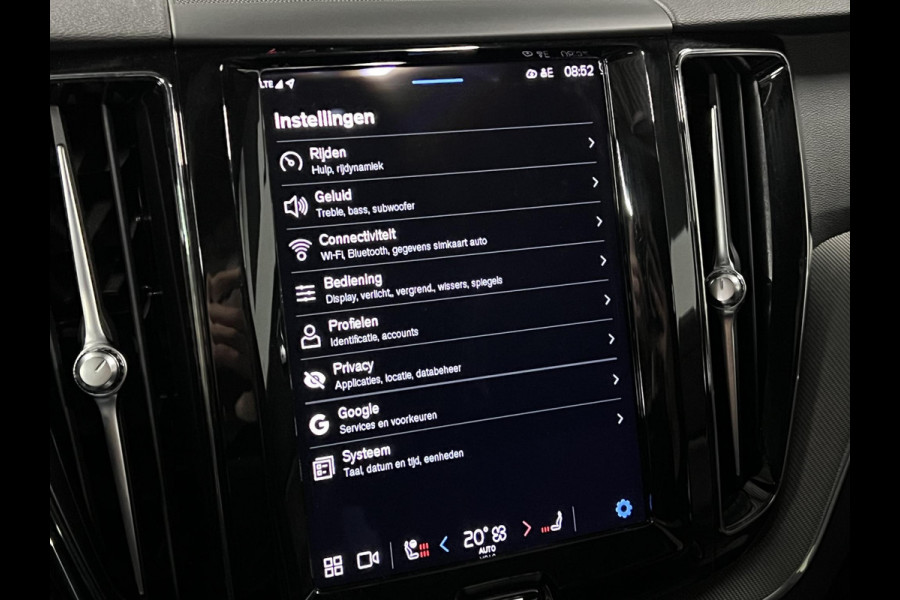 Volvo XC60 2.0 T6 Plug-in hybrid AWD Plus Dark Trekhaak | Adapt. cruise | Open dak | Stuur-/stoelverwarming | Achteruitrij camera | Memory | Carplay