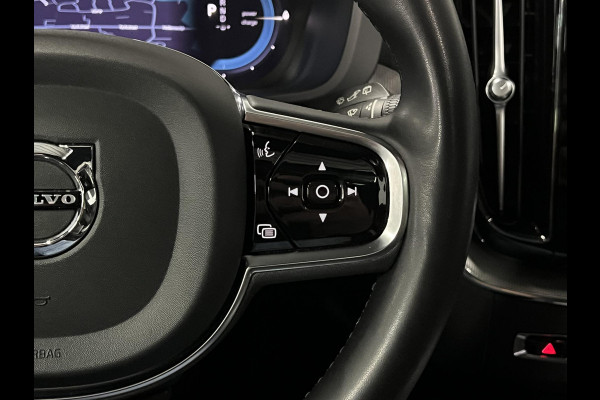 Volvo XC60 2.0 T6 Plug-in hybrid AWD Plus Dark Trekhaak | Adapt. cruise | Open dak | Stuur-/stoelverwarming | Achteruitrij camera | Memory | Carplay