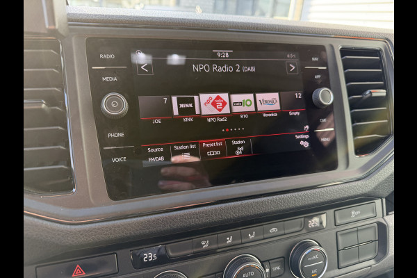 MAN TGE 35 2.0 Lang L4 Super Hoog 177pk bakwagen met Dhollandia laadklep / euro 6 / bpm vrij / vaste prijs rijklaar € 38.950 ex btw / lease vanaf € 636 / zwart metallic