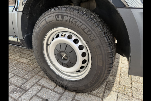 MAN TGE 35 2.0 Lang L4 Super Hoog 177pk bakwagen met Dhollandia laadklep / euro 6 / bpm vrij / vaste prijs rijklaar € 38.950 ex btw / lease vanaf € 636 / zwart metallic