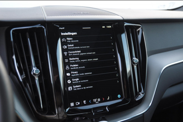 Volvo XC60 T6 350PK Automaat AWD Plus Black Edition / Trekhaak / Panoramadak / BLIS / Adaptieve cruise control / Keyless entry / Stoel - en stuurwielverwarming / elektrische stoelen met geheugen / Parkeersensoren met 360 camera / Elektrische achterklep
