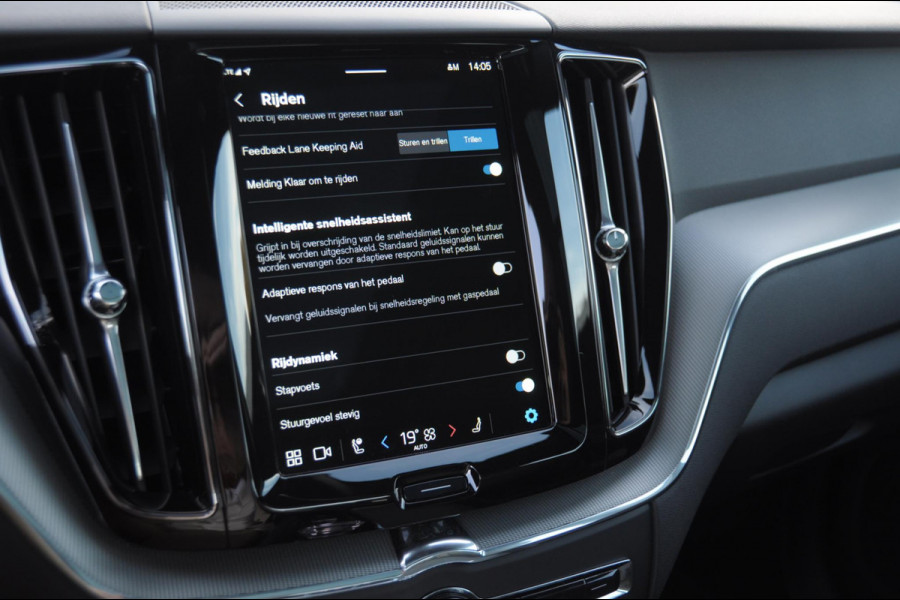 Volvo XC60 T6 350PK Automaat AWD Plus Black Edition / Trekhaak / Panoramadak / BLIS / Adaptieve cruise control / Keyless entry / Stoel - en stuurwielverwarming / elektrische stoelen met geheugen / Parkeersensoren met 360 camera / Elektrische achterklep