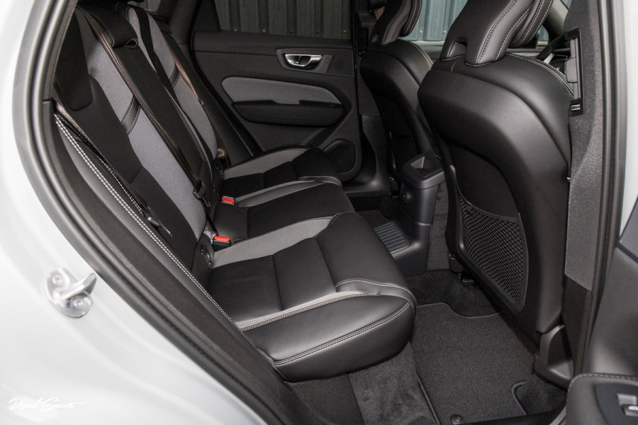 Volvo XC60 2.0 T8 Plug-in hybrid AWD Plus Black Edition Long Range | Zwenkbare trekhaak | Harman Kardon | Adaptieve cruise | Panorama dak | Nieuw |
