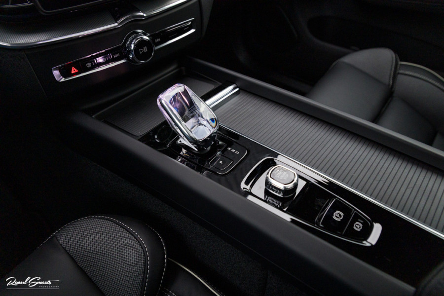 Volvo XC60 2.0 T8 Plug-in hybrid AWD Plus Black Edition Long Range | Zwenkbare trekhaak | Harman Kardon | Adaptieve cruise | Panorama dak | Nieuw |
