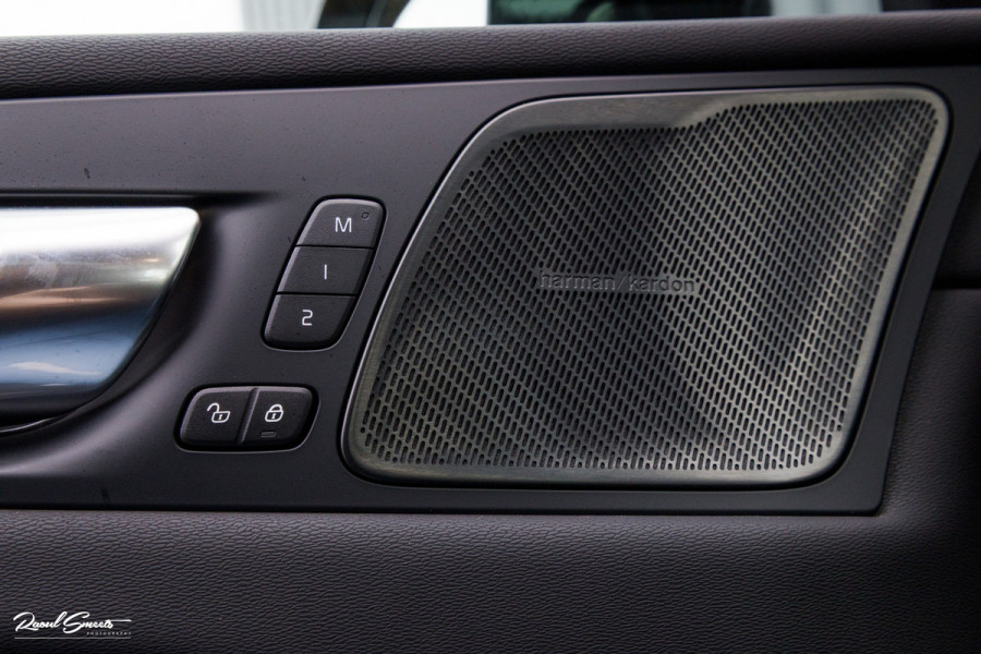 Volvo XC60 2.0 T8 Plug-in hybrid AWD Plus Black Edition Long Range | Zwenkbare trekhaak | Harman Kardon | Adaptieve cruise | Panorama dak | Nieuw |