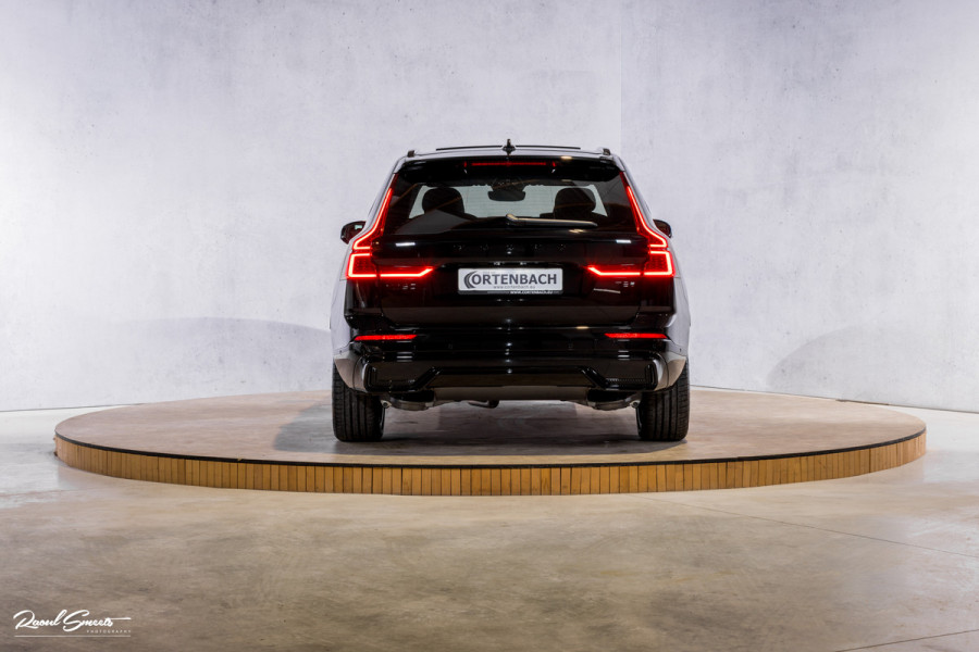 Volvo XC60 2.0 T8 Plug-in hybrid AWD Plus Black Edition Long Range | Zwenkbare trekhaak | Harman Kardon | Adaptieve cruise | Panorama dak | Nieuw |