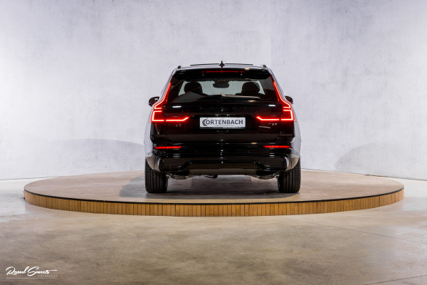 Volvo XC60 2.0 T8 Plug-in hybrid AWD Plus Black Edition Long Range | Zwenkbare trekhaak | Harman Kardon | Adaptieve cruise | Panorama dak | Nieuw |
