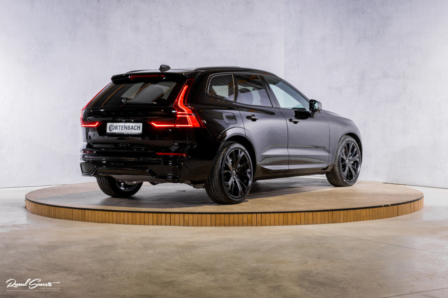 Volvo XC60 2.0 T8 Plug-in hybrid AWD Plus Black Edition Long Range | Zwenkbare trekhaak | Harman Kardon | Adaptieve cruise | Panorama dak | Nieuw |