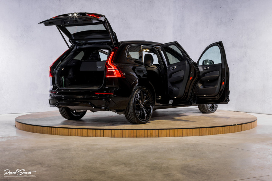 Volvo XC60 2.0 T8 Plug-in hybrid AWD Plus Black Edition Long Range | Zwenkbare trekhaak | Harman Kardon | Adaptieve cruise | Panorama dak | Nieuw |