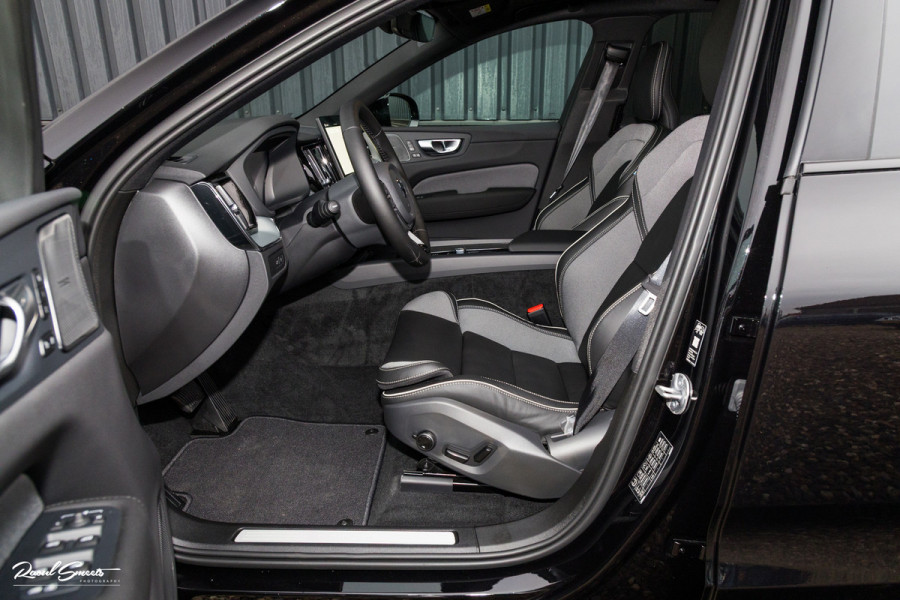 Volvo XC60 2.0 T8 Plug-in hybrid AWD Plus Black Edition Long Range | Zwenkbare trekhaak | Harman Kardon | Adaptieve cruise | Panorama dak | Nieuw |