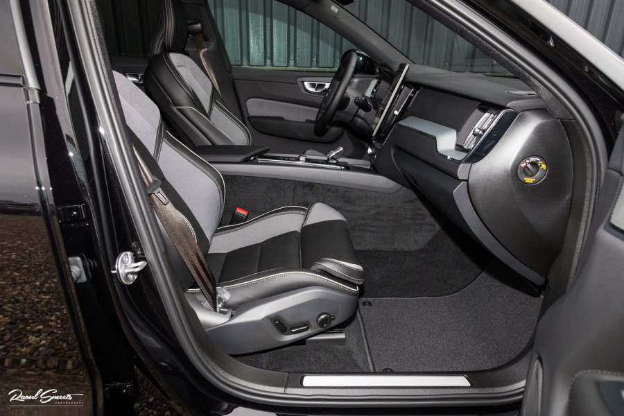Volvo XC60 2.0 T8 Plug-in hybrid AWD Plus Black Edition Long Range | Zwenkbare trekhaak | Harman Kardon | Adaptieve cruise | Panorama dak | Nieuw |