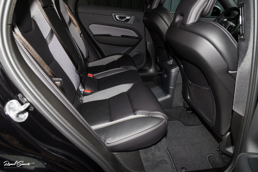 Volvo XC60 2.0 T8 Plug-in hybrid AWD Plus Black Edition Long Range | Zwenkbare trekhaak | Harman Kardon | Adaptieve cruise | Panorama dak | Nieuw |