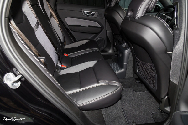Volvo XC60 2.0 T8 Plug-in hybrid AWD Plus Black Edition Long Range | Zwenkbare trekhaak | Harman Kardon | Adaptieve cruise | Panorama dak | Nieuw |