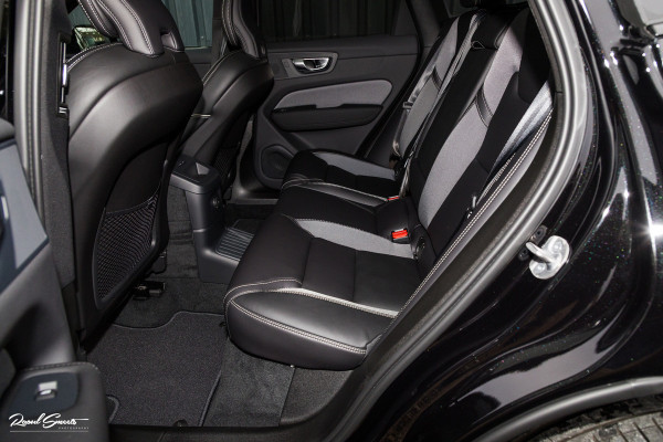 Volvo XC60 2.0 T8 Plug-in hybrid AWD Plus Black Edition Long Range | Zwenkbare trekhaak | Harman Kardon | Adaptieve cruise | Panorama dak | Nieuw |