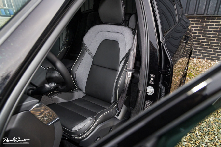 Volvo XC60 2.0 T8 Plug-in hybrid AWD Plus Black Edition Long Range | Zwenkbare trekhaak | Harman Kardon | Adaptieve cruise | Panorama dak | Nieuw |