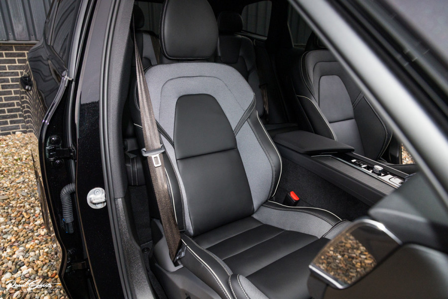 Volvo XC60 2.0 T8 Plug-in hybrid AWD Plus Black Edition Long Range | Zwenkbare trekhaak | Harman Kardon | Adaptieve cruise | Panorama dak | Nieuw |