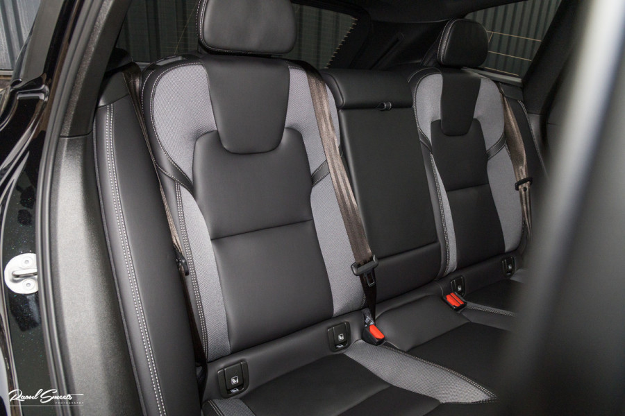 Volvo XC60 2.0 T8 Plug-in hybrid AWD Plus Black Edition Long Range | Zwenkbare trekhaak | Harman Kardon | Adaptieve cruise | Panorama dak | Nieuw |