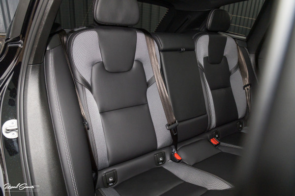 Volvo XC60 2.0 T8 Plug-in hybrid AWD Plus Black Edition Long Range | Zwenkbare trekhaak | Harman Kardon | Adaptieve cruise | Panorama dak | Nieuw |