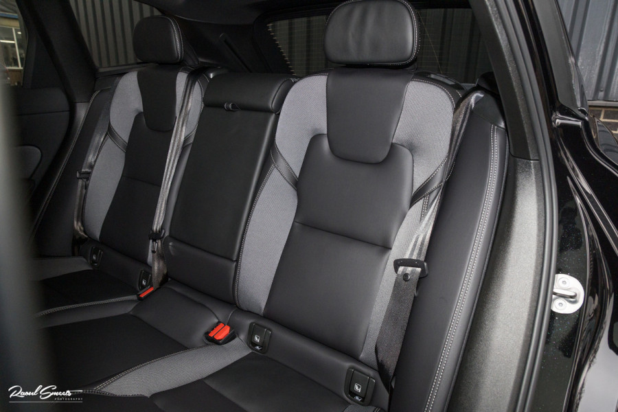 Volvo XC60 2.0 T8 Plug-in hybrid AWD Plus Black Edition Long Range | Zwenkbare trekhaak | Harman Kardon | Adaptieve cruise | Panorama dak | Nieuw |