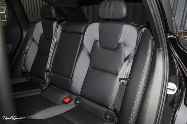 Volvo XC60 2.0 T8 Plug-in hybrid AWD Plus Black Edition Long Range | Zwenkbare trekhaak | Harman Kardon | Adaptieve cruise | Panorama dak | Nieuw |