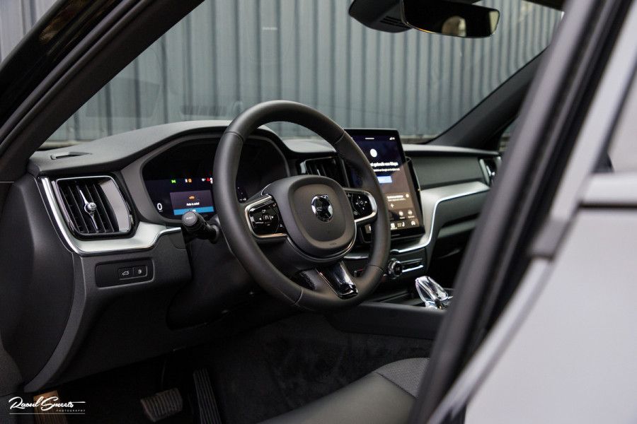 Volvo XC60 2.0 T8 Plug-in hybrid AWD Plus Black Edition Long Range | Zwenkbare trekhaak | Harman Kardon | Adaptieve cruise | Panorama dak | Nieuw |