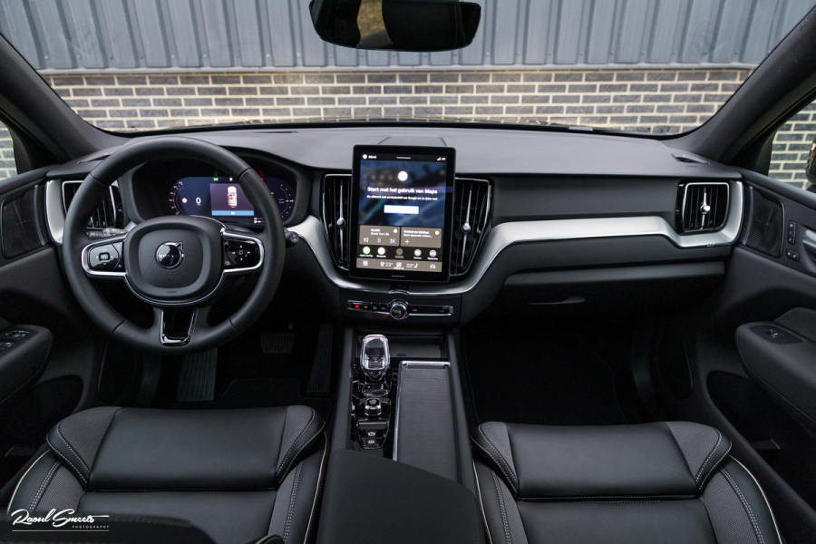 Volvo XC60 2.0 T8 Plug-in hybrid AWD Plus Black Edition Long Range | Zwenkbare trekhaak | Harman Kardon | Adaptieve cruise | Panorama dak | Nieuw |