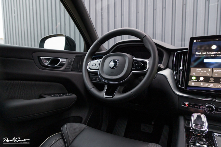 Volvo XC60 2.0 T8 Plug-in hybrid AWD Plus Black Edition Long Range | Zwenkbare trekhaak | Harman Kardon | Adaptieve cruise | Panorama dak | Nieuw |