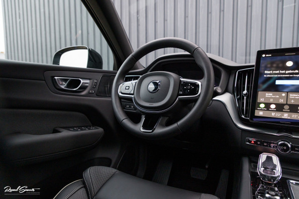 Volvo XC60 2.0 T8 Plug-in hybrid AWD Plus Black Edition Long Range | Zwenkbare trekhaak | Harman Kardon | Adaptieve cruise | Panorama dak | Nieuw |