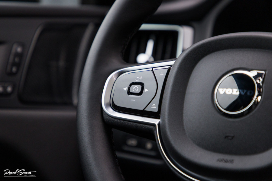 Volvo XC60 2.0 T8 Plug-in hybrid AWD Plus Black Edition Long Range | Zwenkbare trekhaak | Harman Kardon | Adaptieve cruise | Panorama dak | Nieuw |