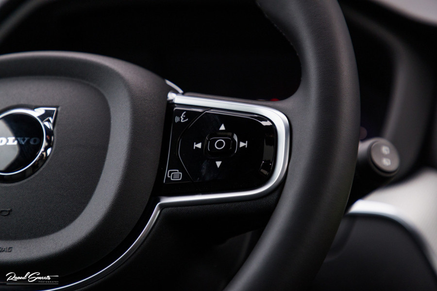 Volvo XC60 2.0 T8 Plug-in hybrid AWD Plus Black Edition Long Range | Zwenkbare trekhaak | Harman Kardon | Adaptieve cruise | Panorama dak | Nieuw |