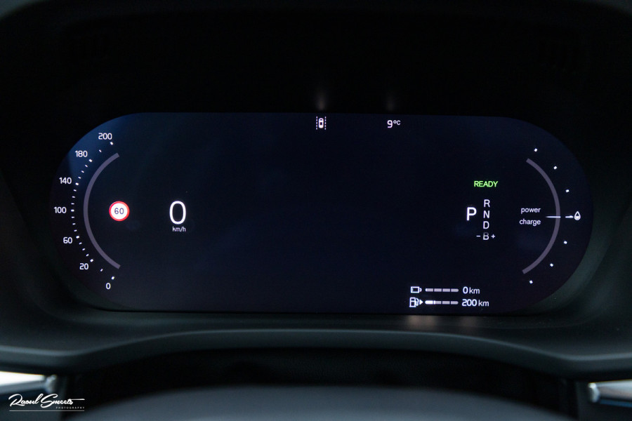 Volvo XC60 2.0 T8 Plug-in hybrid AWD Plus Black Edition Long Range | Zwenkbare trekhaak | Harman Kardon | Adaptieve cruise | Panorama dak | Nieuw |