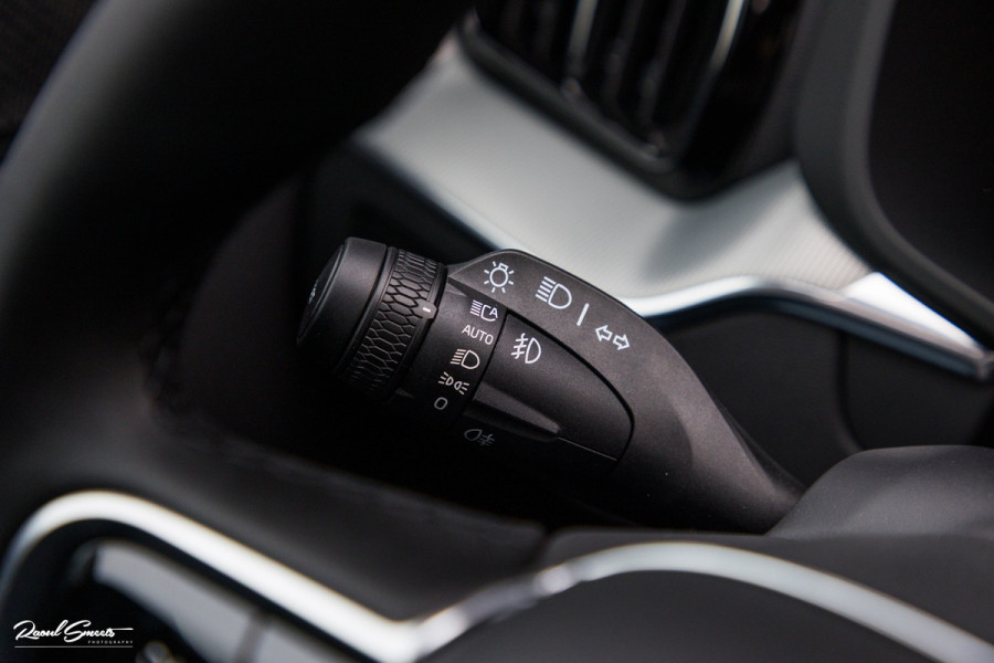 Volvo XC60 2.0 T8 Plug-in hybrid AWD Plus Black Edition Long Range | Zwenkbare trekhaak | Harman Kardon | Adaptieve cruise | Panorama dak | Nieuw |
