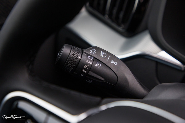Volvo XC60 2.0 T8 Plug-in hybrid AWD Plus Black Edition Long Range | Zwenkbare trekhaak | Harman Kardon | Adaptieve cruise | Panorama dak | Nieuw |