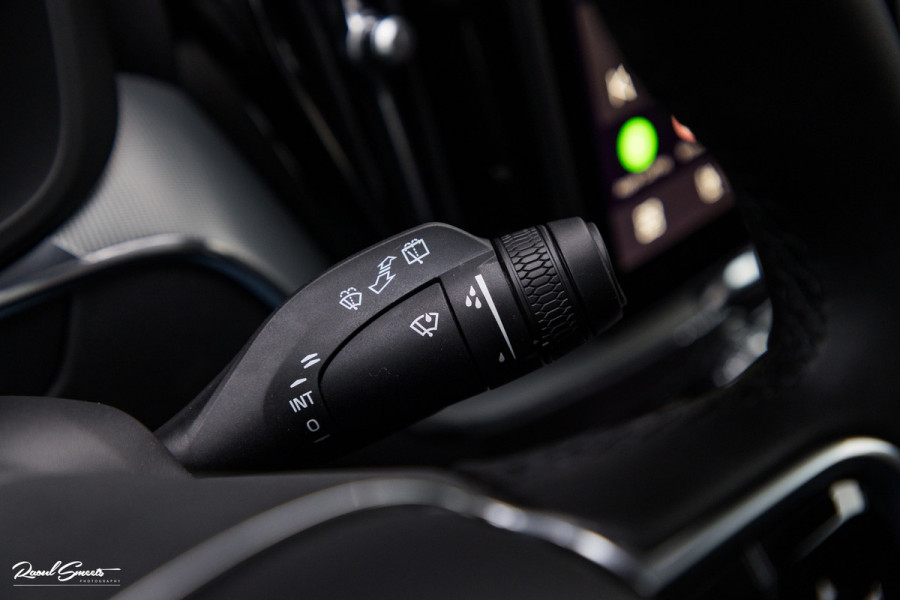 Volvo XC60 2.0 T8 Plug-in hybrid AWD Plus Black Edition Long Range | Zwenkbare trekhaak | Harman Kardon | Adaptieve cruise | Panorama dak | Nieuw |