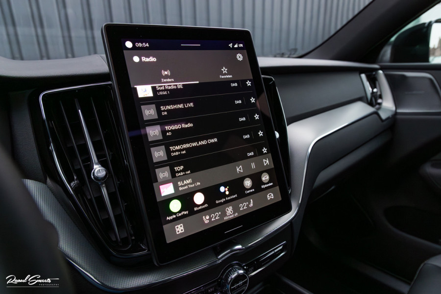Volvo XC60 2.0 T8 Plug-in hybrid AWD Plus Black Edition Long Range | Zwenkbare trekhaak | Harman Kardon | Adaptieve cruise | Panorama dak | Nieuw |
